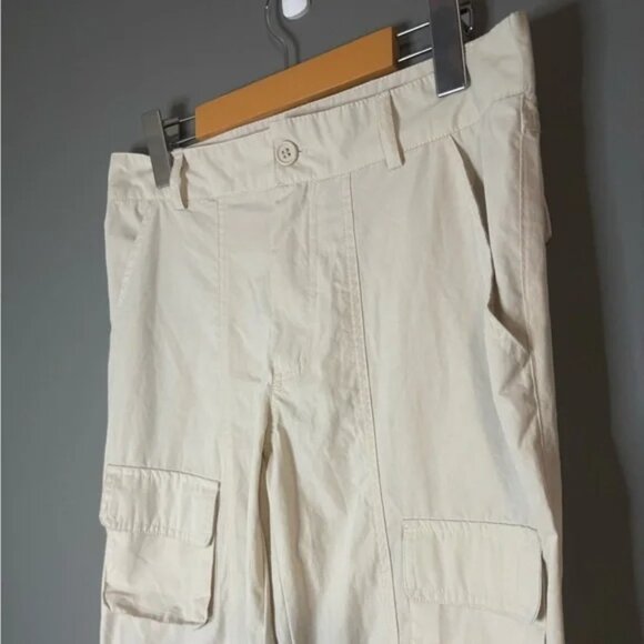 Trendy off-white cargo pants with practical pockets. Ideal for everyday style. - Picture 6 of 7